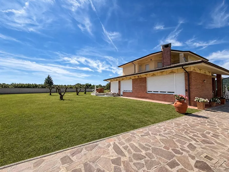 Immagine 1 di Villa in vendita  a Capannori