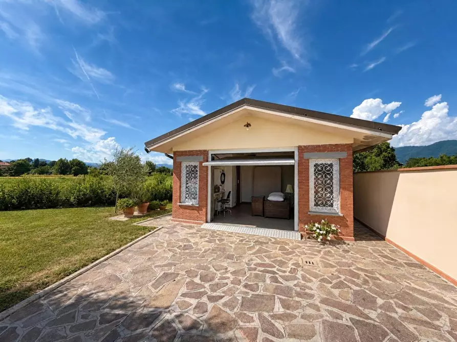 Immagine 37 di Villa in vendita  a Capannori