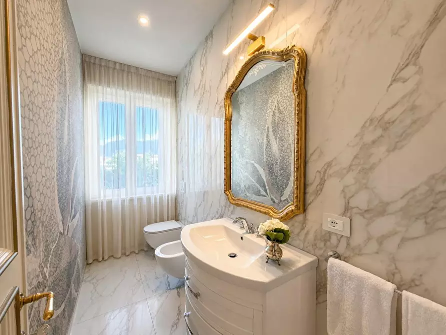 Immagine 21 di Villa in vendita  a Capannori