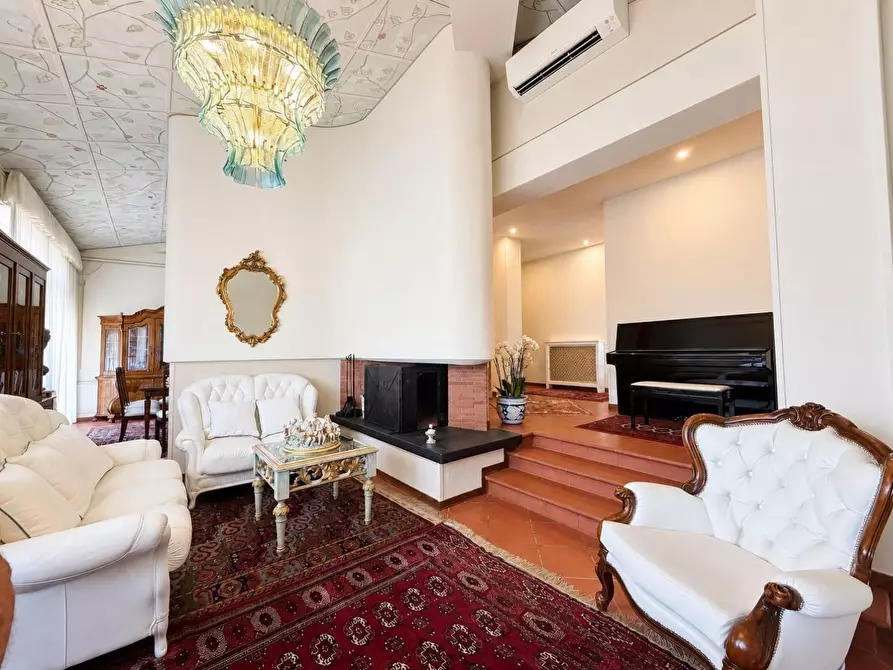 Immagine 7 di Villa in vendita  a Capannori