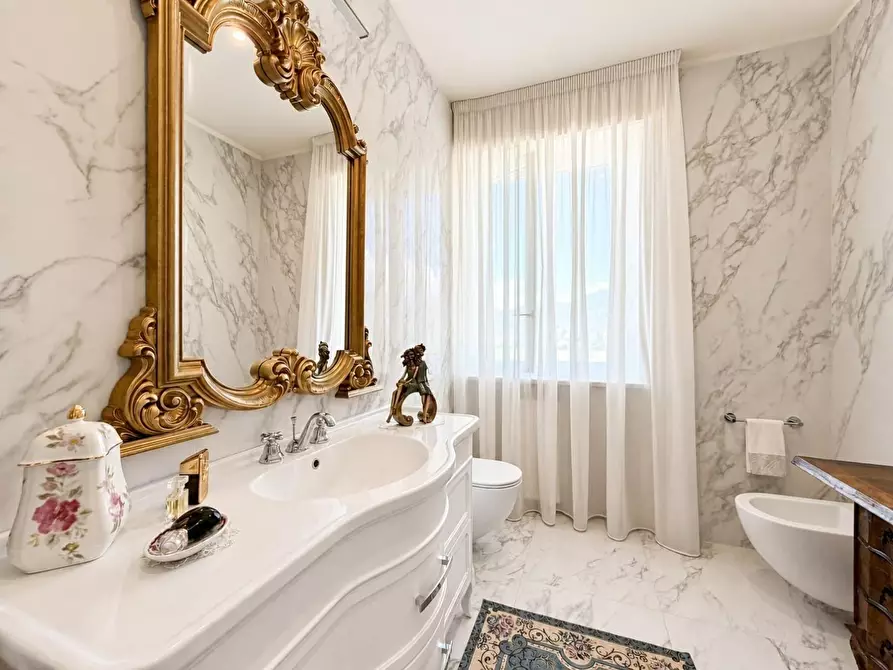 Immagine 34 di Villa in vendita  a Capannori