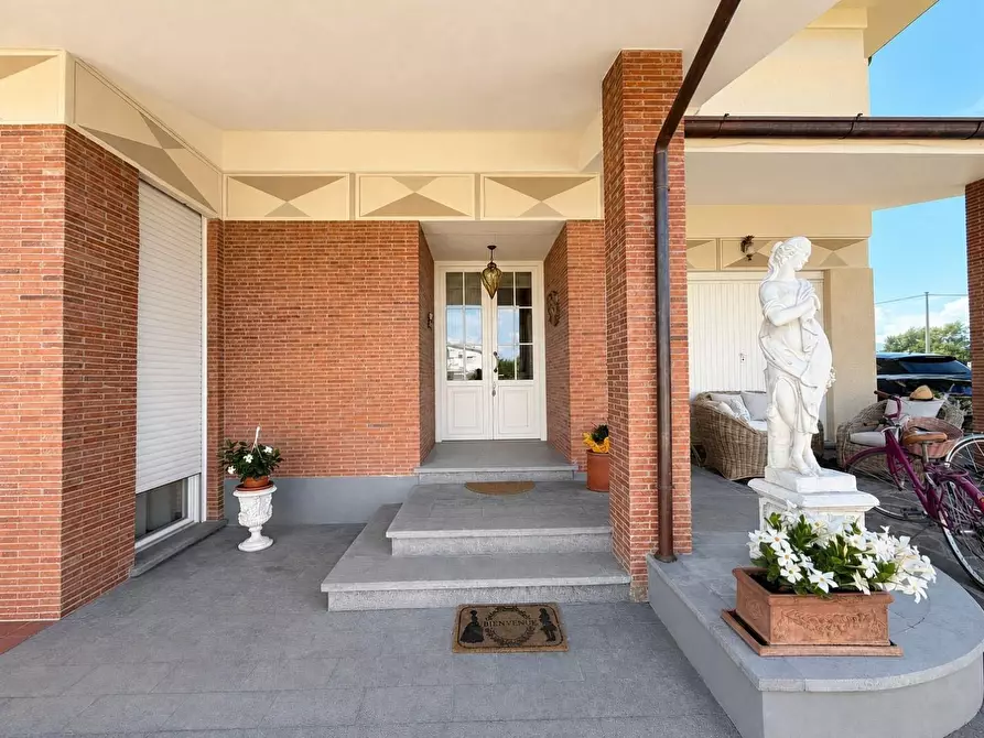Immagine 5 di Villa in vendita  a Capannori