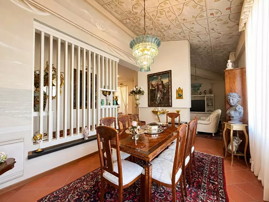 Immagine 10 di Villa in vendita  a Capannori