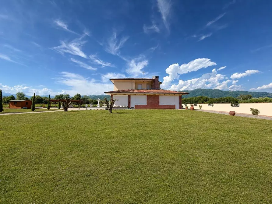 Immagine 2 di Villa in vendita  a Capannori
