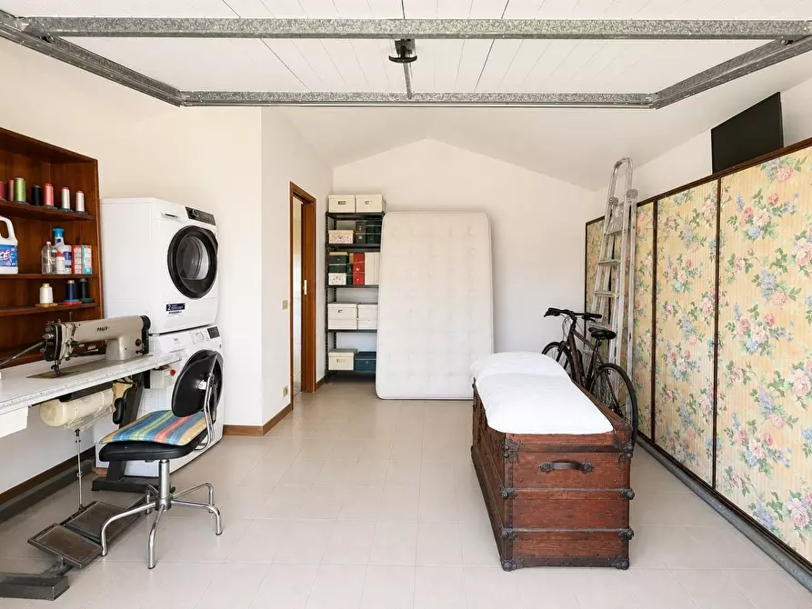Immagine 38 di Villa in vendita  a Capannori