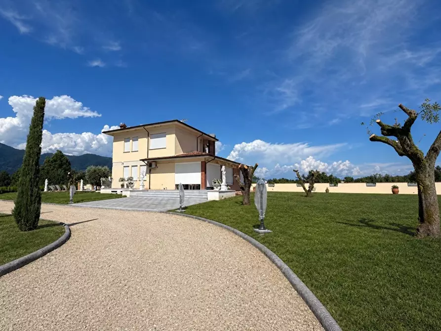 Immagine 3 di Villa in vendita  a Capannori