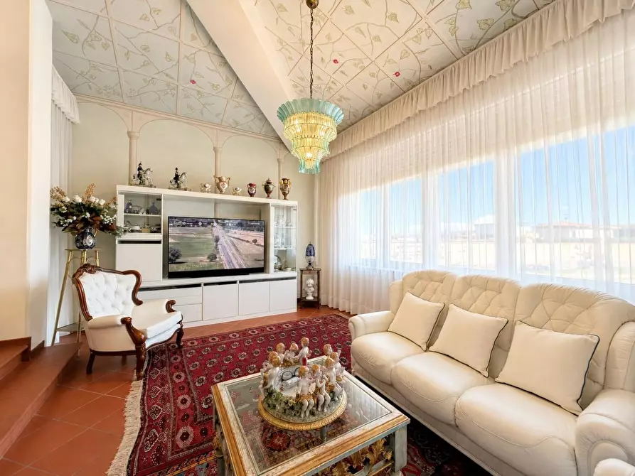 Immagine 8 di Villa in vendita  a Capannori