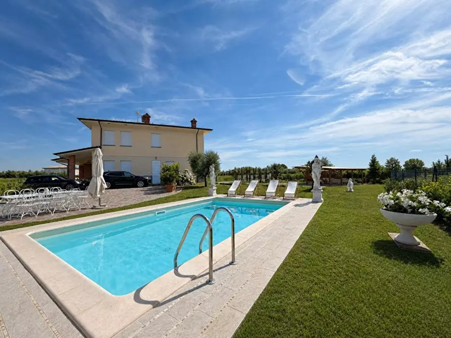 Immagine 4 di Villa in vendita  a Capannori