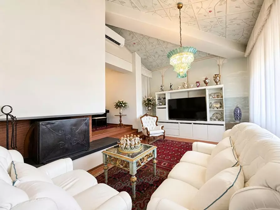 Immagine 9 di Villa in vendita  a Capannori