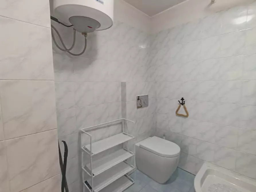 Immagine 14 di Appartamento in affitto  a Carrara