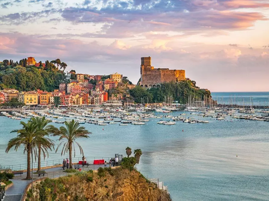 Immagine 23 di Appartamento in vendita  a Lerici