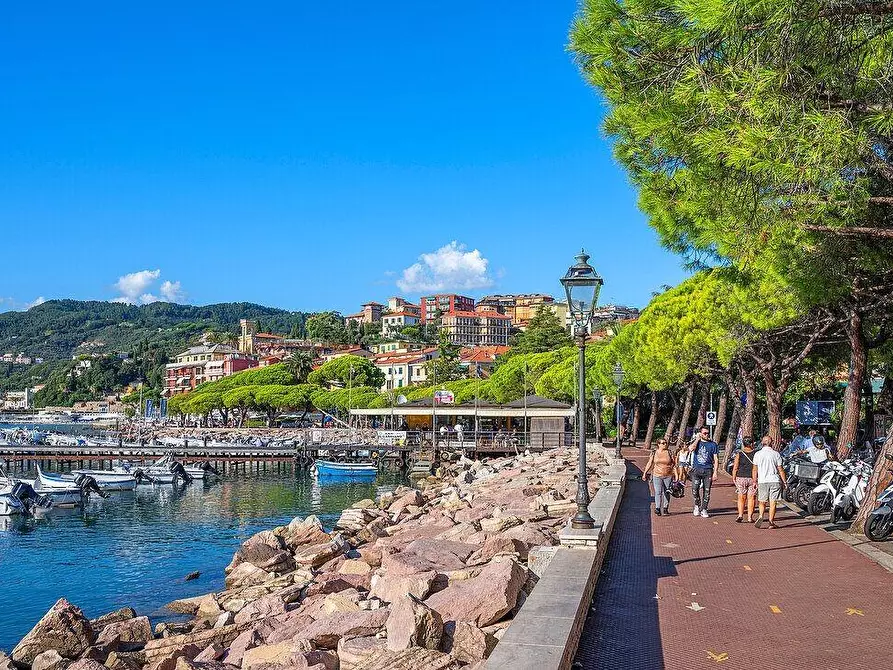 Immagine 4 di Appartamento in vendita  a Lerici