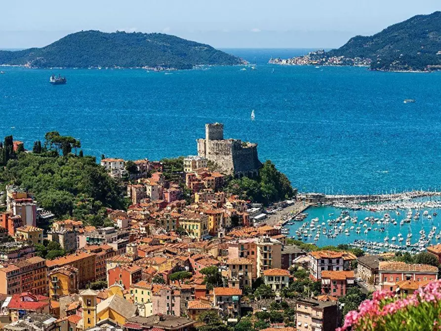 Immagine 3 di Appartamento in vendita  a Lerici