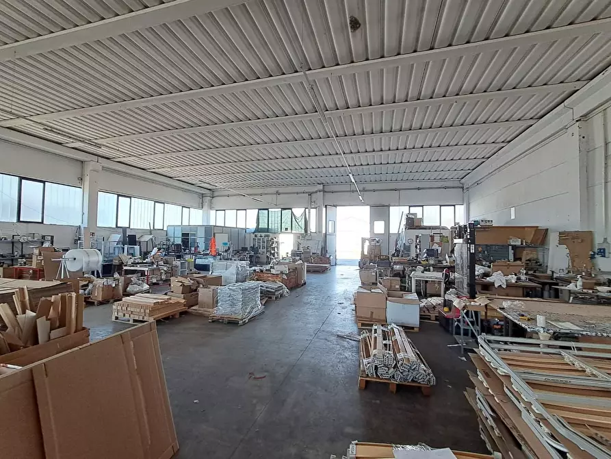 Immagine 4 di Attività artigianale in affitto  a Calcinaia