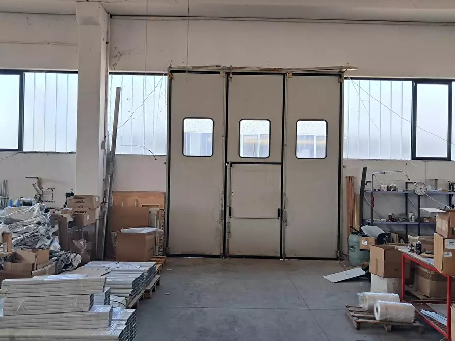 Immagine 1 di Attività artigianale in affitto  a Calcinaia
