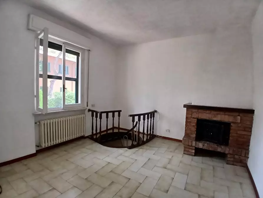 Immagine 11 di Villa in vendita  a Livorno
