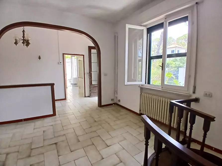 Immagine 1 di Villa in vendita  a Livorno