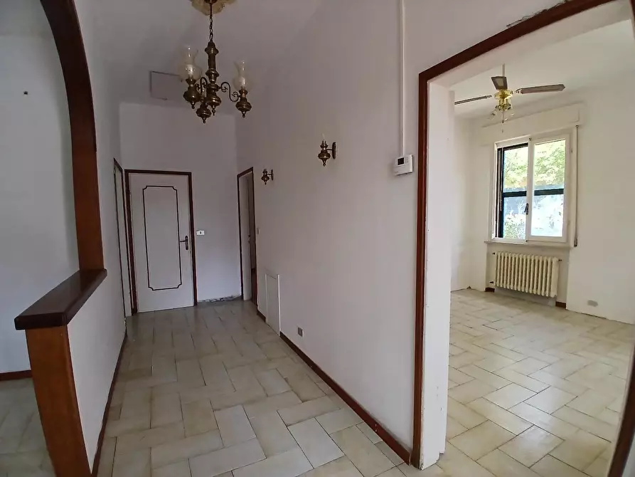 Immagine 17 di Villa in vendita  a Livorno