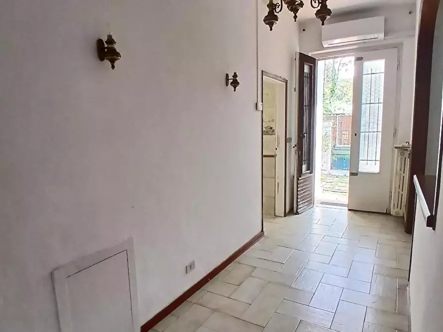 Immagine 18 di Villa in vendita  a Livorno