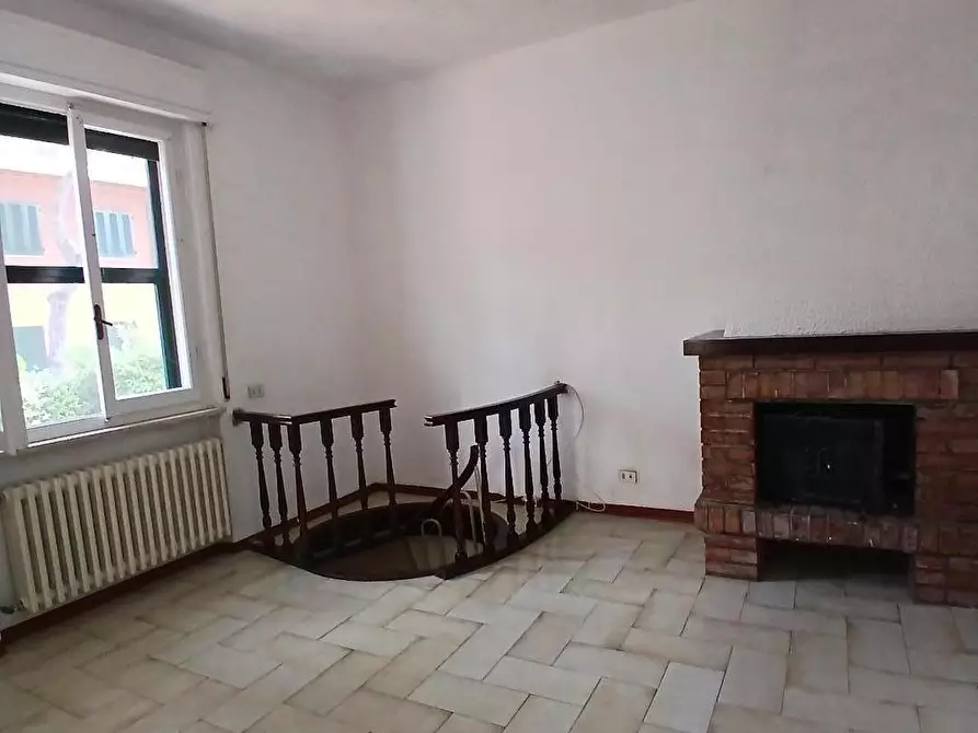 Immagine 10 di Villa in vendita  a Livorno