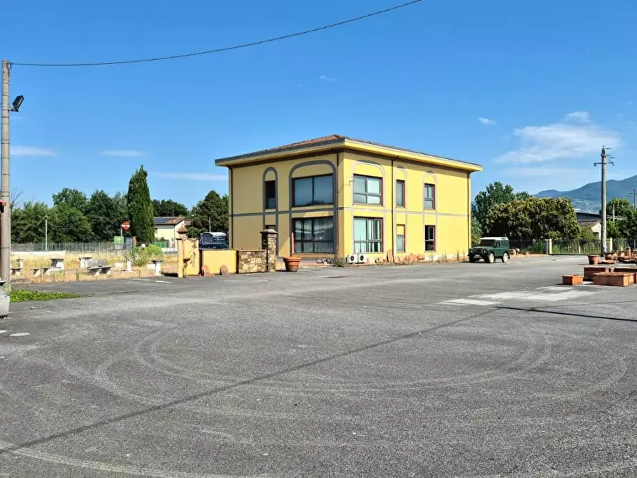 Immagine 2 di Locale commerciale in vendita  a Capannori