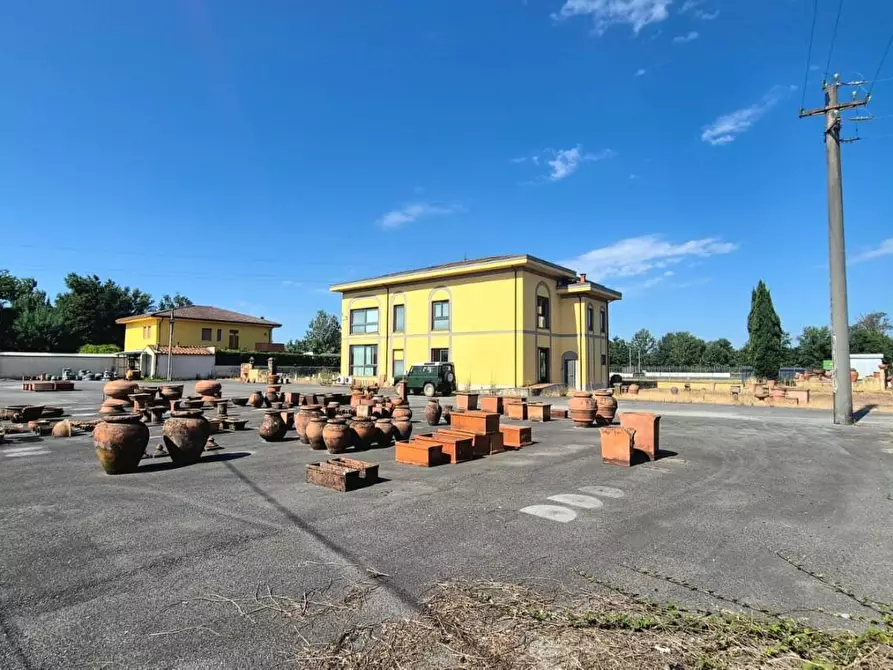 Immagine 4 di Locale commerciale in vendita  a Capannori