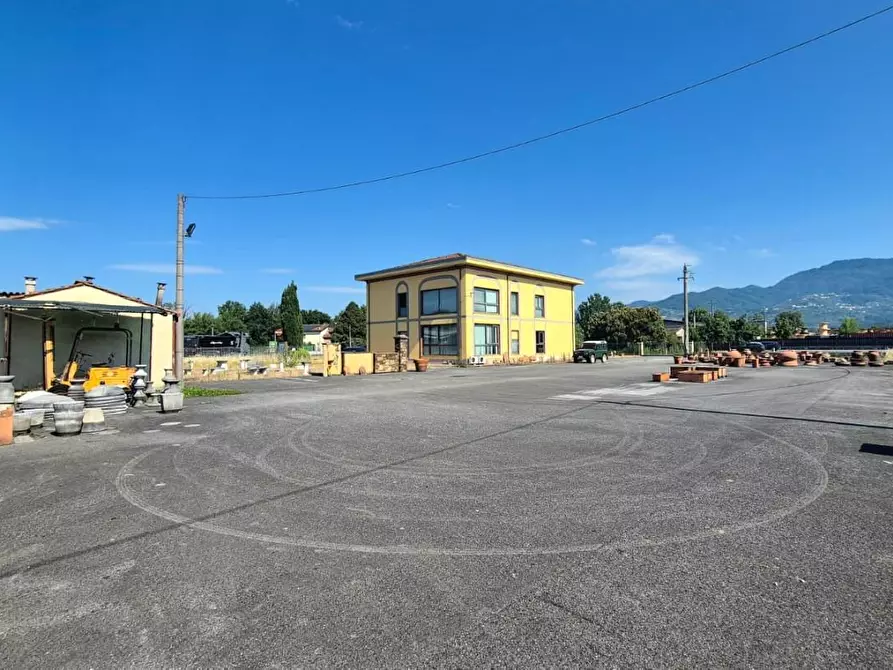 Immagine 5 di Locale commerciale in vendita  a Capannori