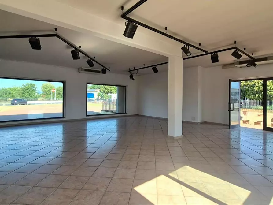 Immagine 10 di Locale commerciale in vendita  a Capannori