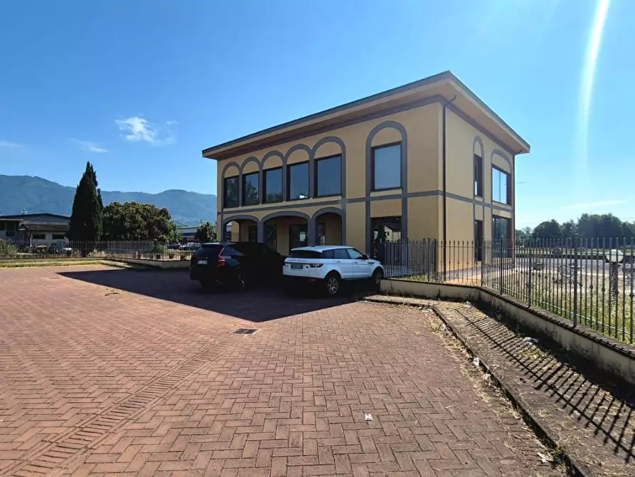 Immagine 1 di Locale commerciale in vendita  a Capannori