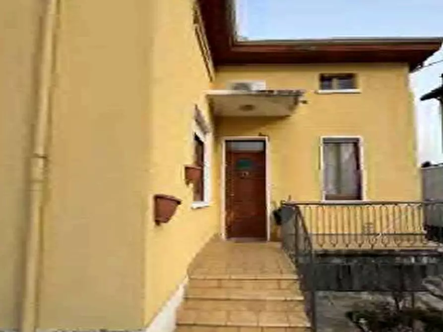 Immagine 3 di Casa indipendente in vendita  a Lonate Pozzolo