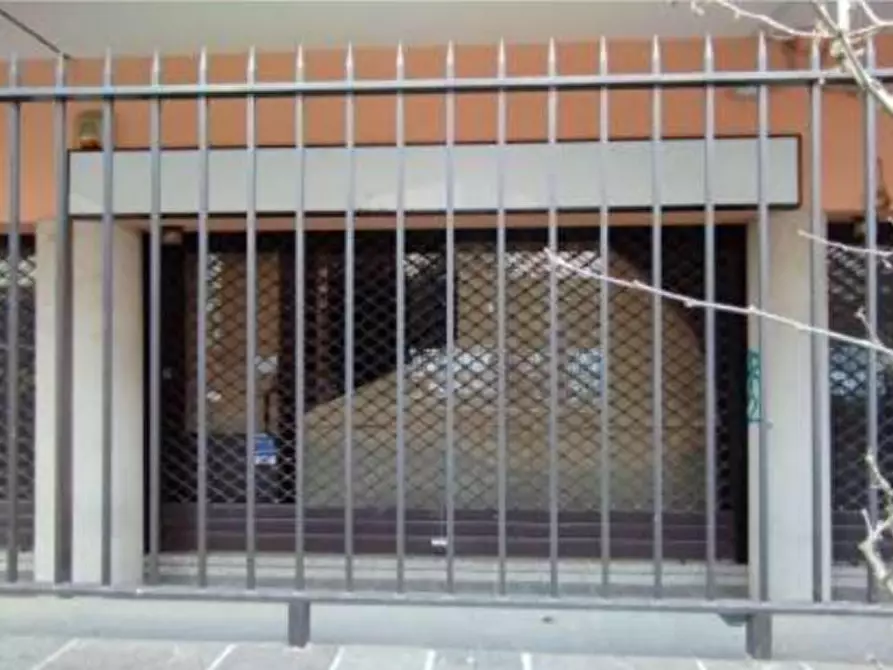 Immagine 2 di Negozio in vendita  a Saronno