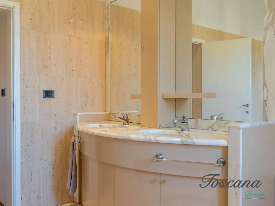 Immagine 56 di Villa in vendita  a Firenze
