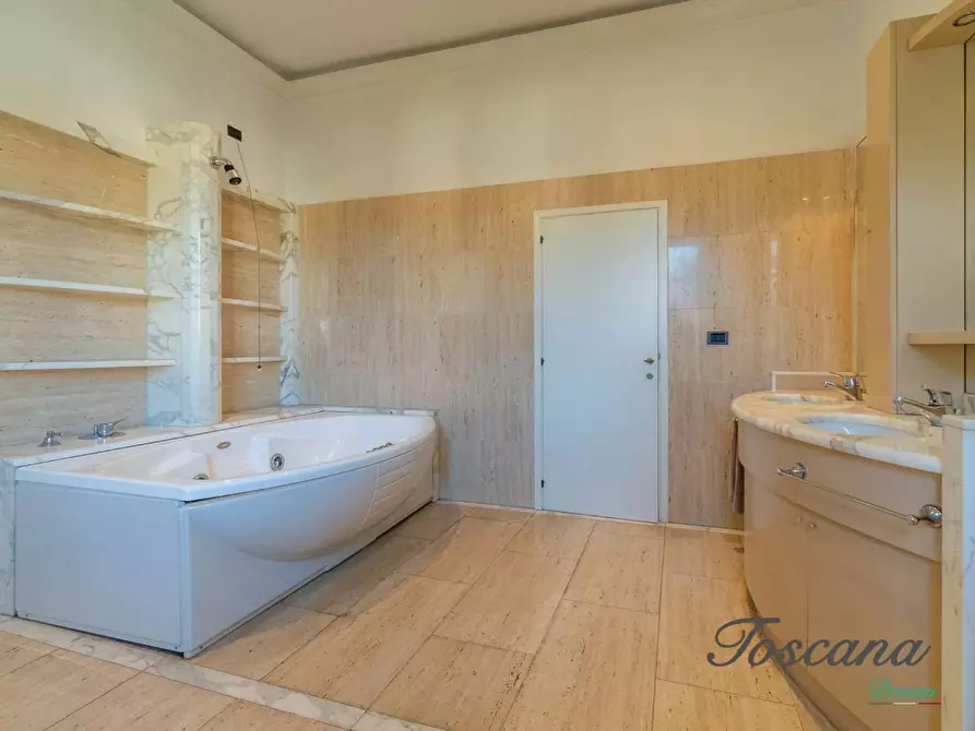 Immagine 71 di Villa in vendita  a Firenze