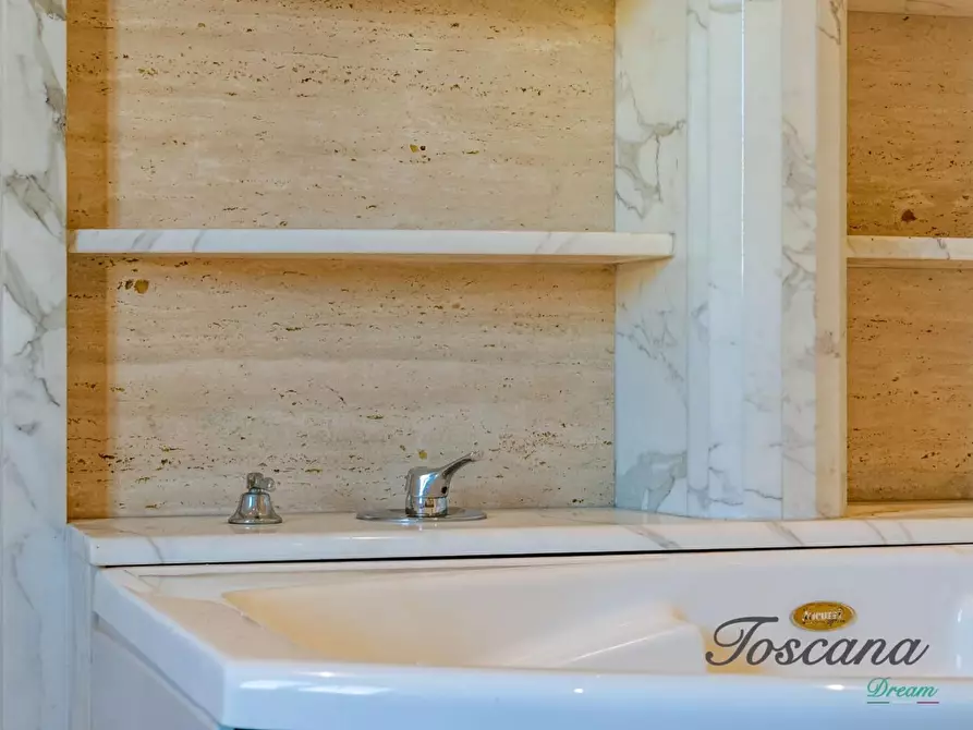 Immagine 60 di Villa in vendita  a Firenze