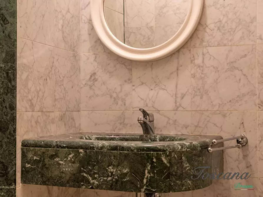 Immagine 48 di Villa in vendita  a Firenze