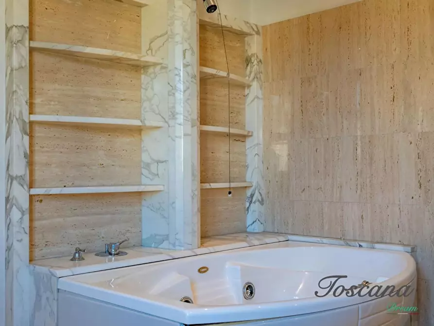 Immagine 57 di Villa in vendita  a Firenze