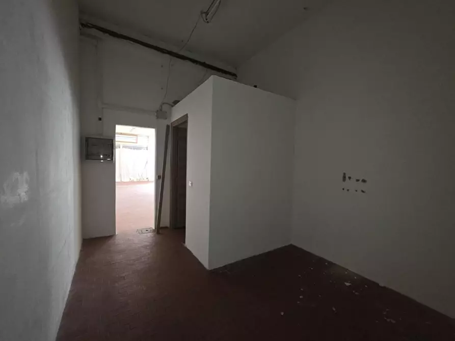 Immagine 9 di Locale commerciale in vendita  a Porcari