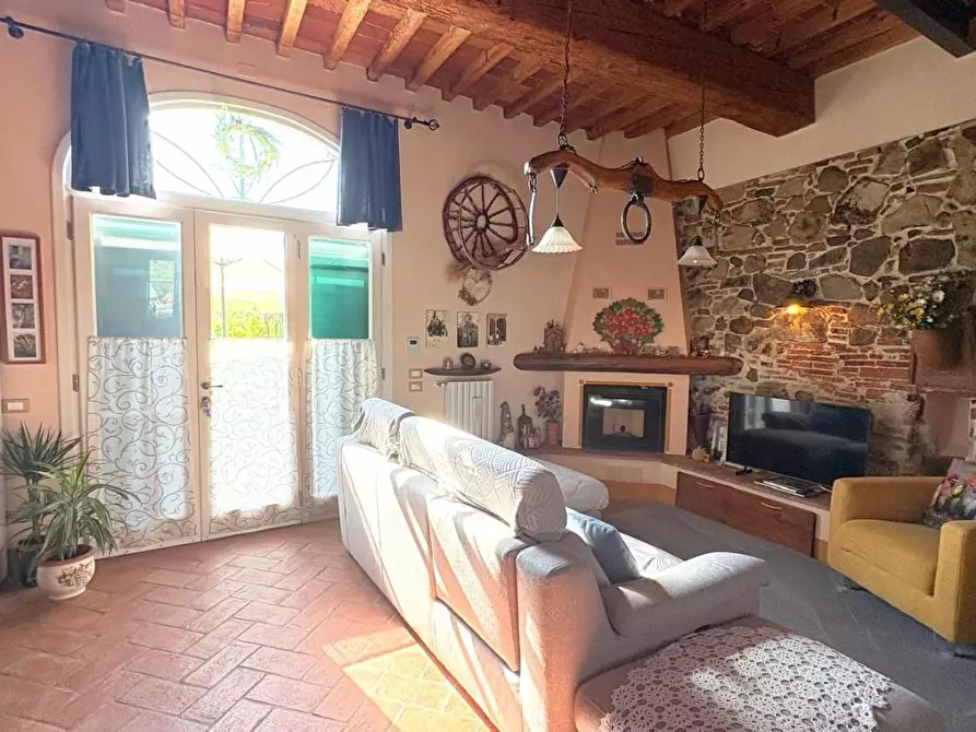 Immagine 9 di Rustico / casale in vendita  a Lucca