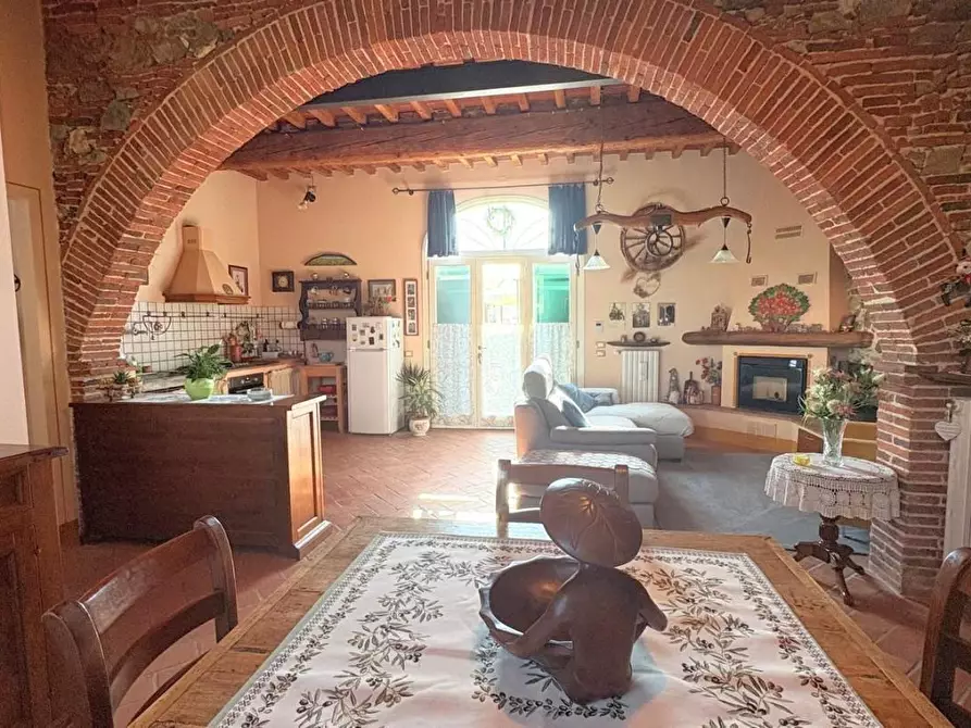 Immagine 6 di Rustico / casale in vendita  a Lucca