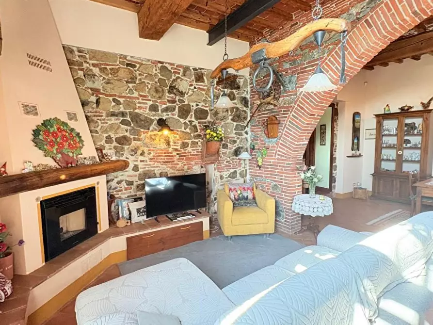 Immagine 7 di Rustico / casale in vendita  a Lucca