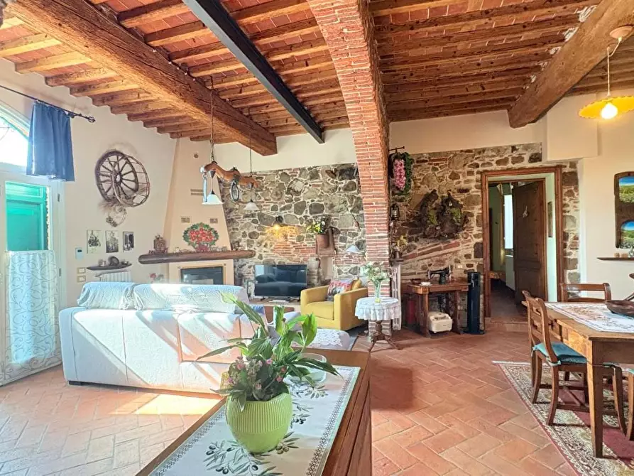 Immagine 2 di Rustico / casale in vendita  a Lucca