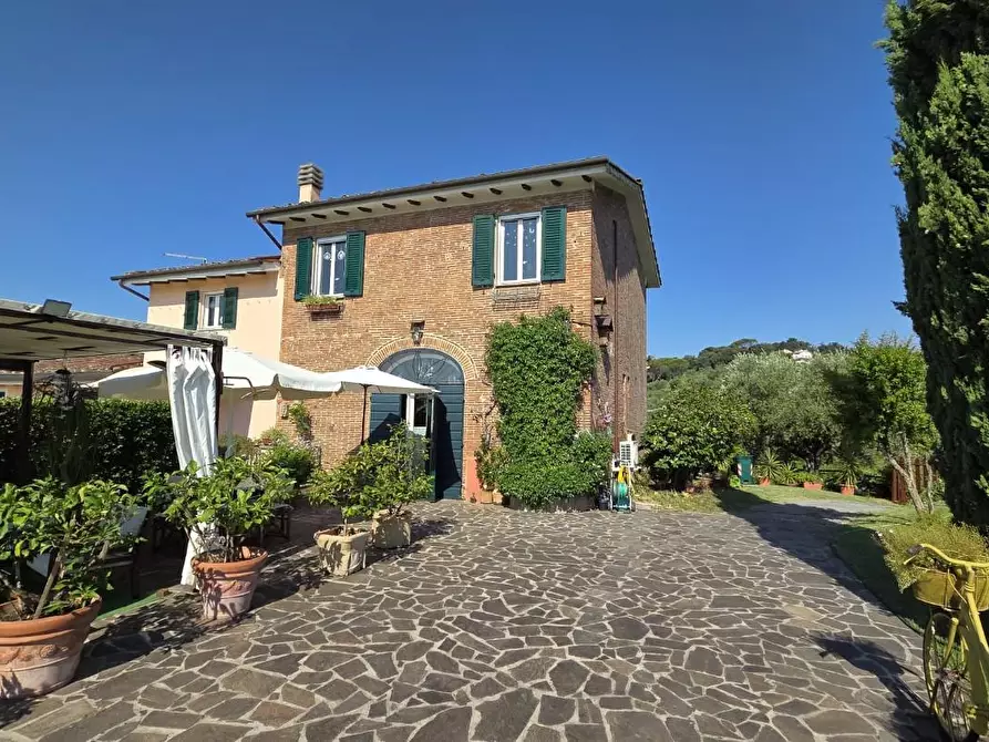 Immagine 41 di Rustico / casale in vendita  a Lucca