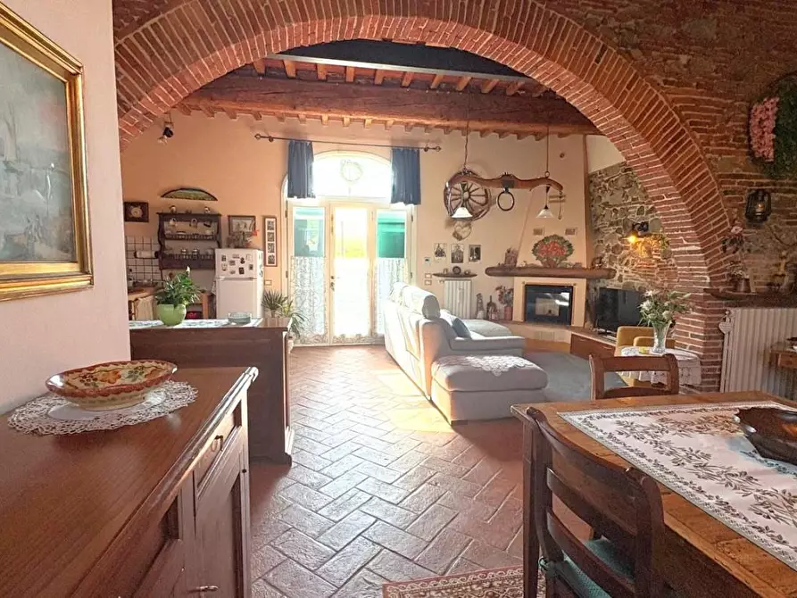 Immagine 10 di Rustico / casale in vendita  a Lucca