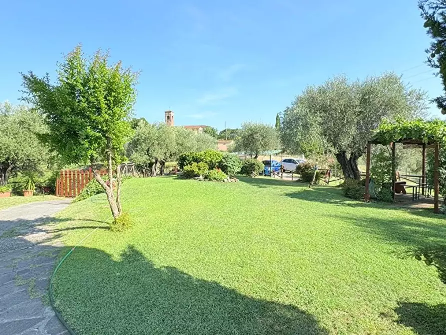 Immagine 30 di Rustico / casale in vendita  a Lucca