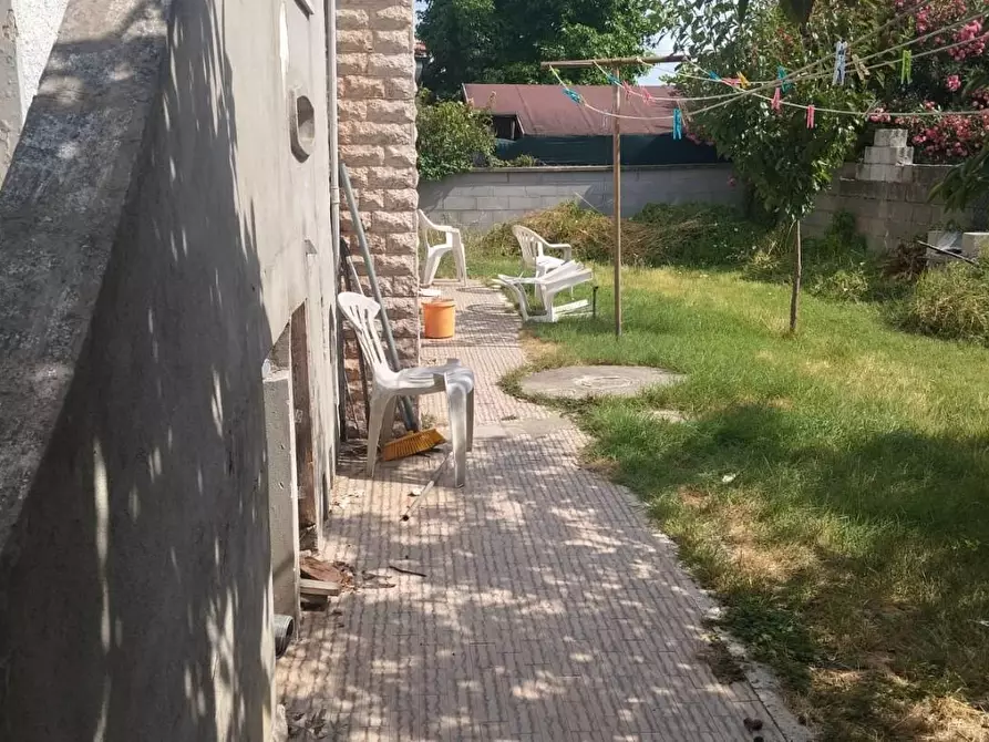 Immagine 2 di Villa in vendita  a Cascina