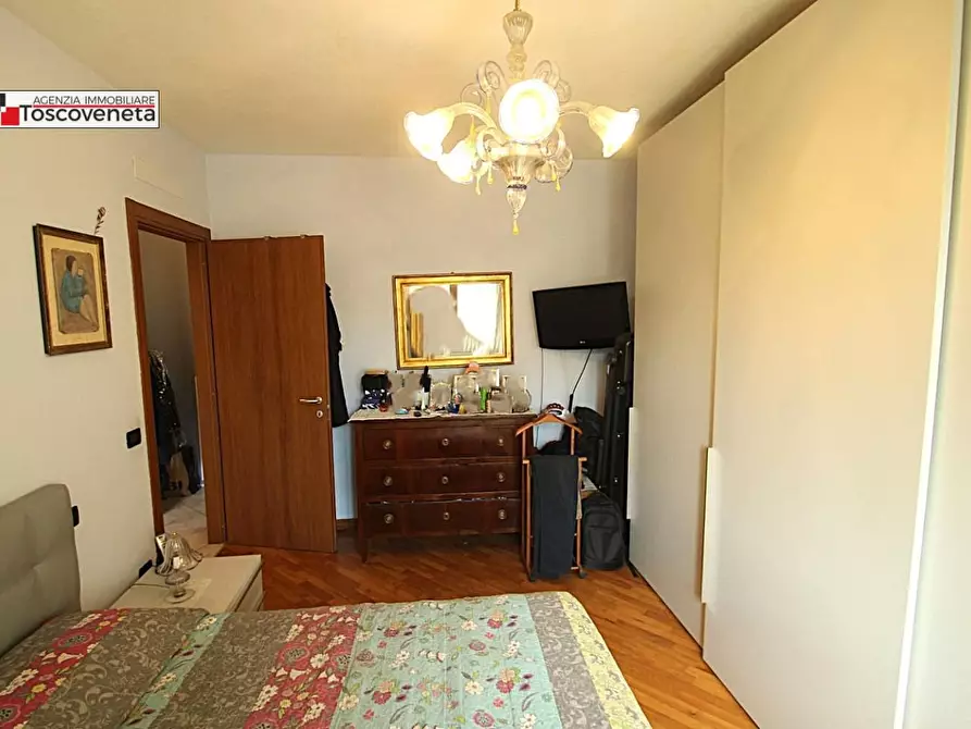 Immagine 12 di Appartamento in vendita  a Lucca
