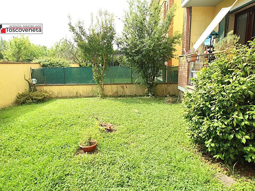 Immagine 1 di Appartamento in vendita  a Lucca