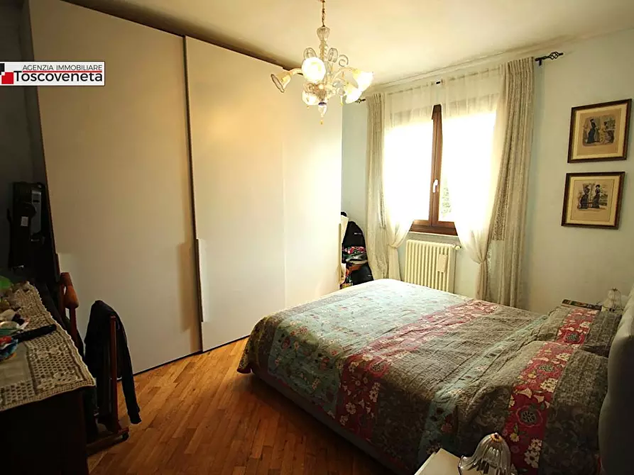 Immagine 11 di Appartamento in vendita  a Lucca