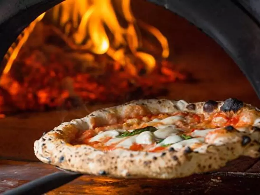Immagine 1 di Bar / Ristorante in vendita  a Cascina