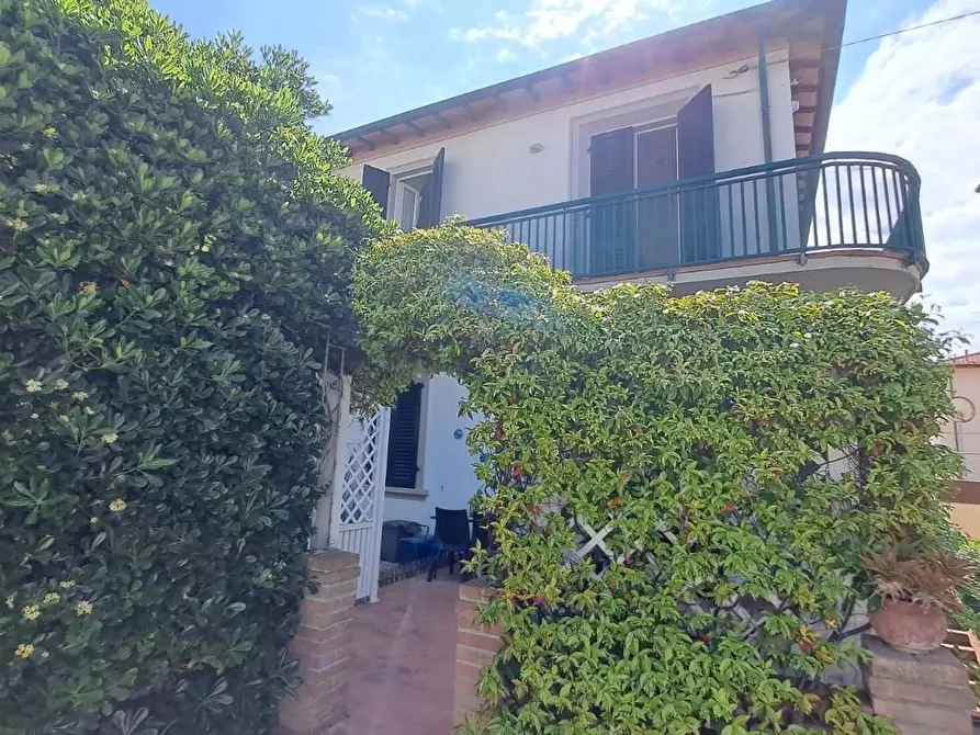 Immagine 2 di Porzione di casa in vendita  a Rosignano Marittimo